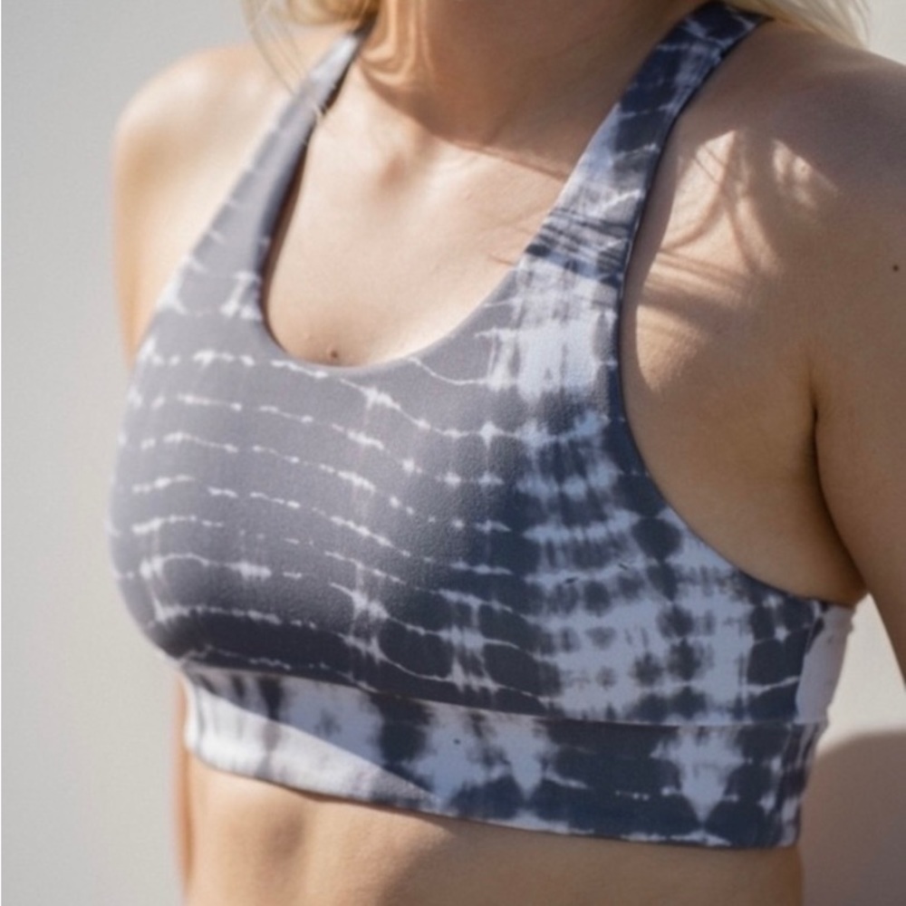 Savvi Indi Sports Bra in white and gray tie dye print size Small